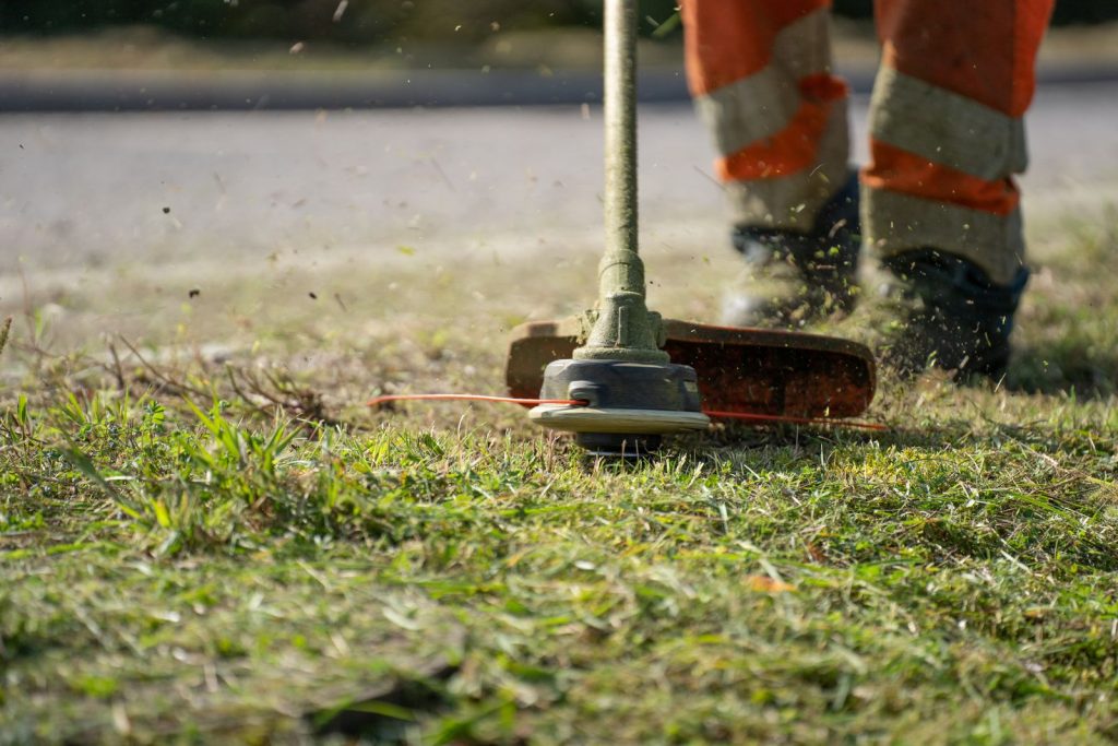 Rasenkanten werden präzise mit dem Freischneider getrimmt