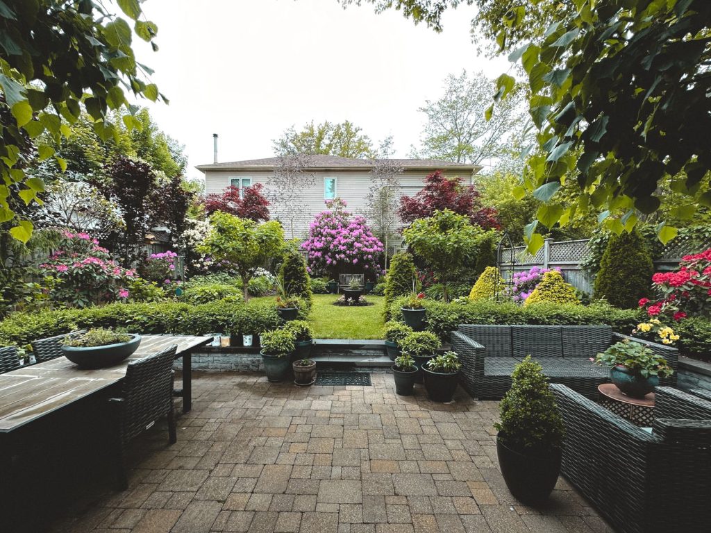 Gestalteter Garten mit Terrasse, Pflanzbeeten und Sitzbereich