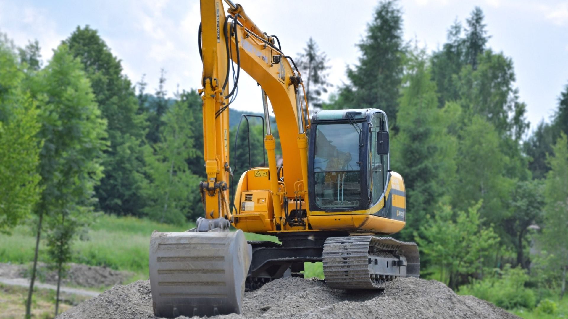 Bagger bei Erdarbeiten für eine neue Gartenanlage